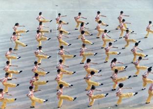 民國七十四年於馬祖南竿介壽國民中小學指導學生社團「彈腿」表演。