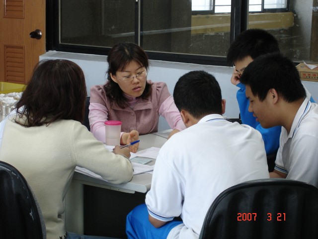 劉佳容老師利用課餘與學生一起討論
