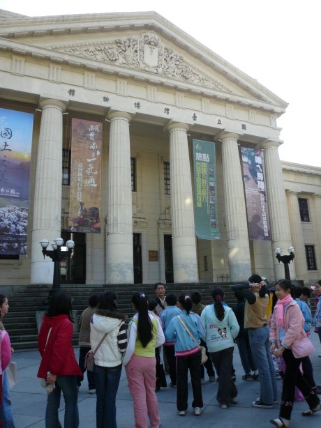 參觀國立台灣博物館  仰望雄偉的大門口