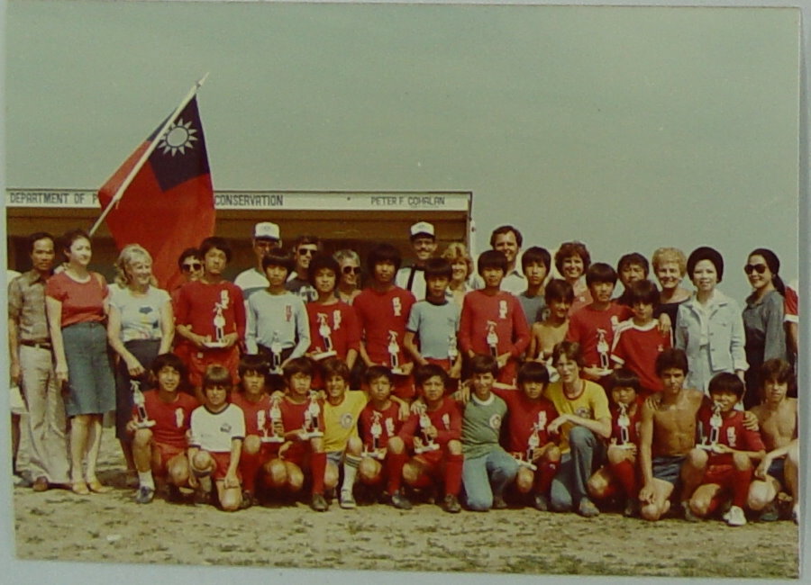 邱祺霈老師指導台南縣佳里國小足球隊參加1980年美國紐約長島史密斯城杯國際少年足球錦標賽榮獲亞軍與美