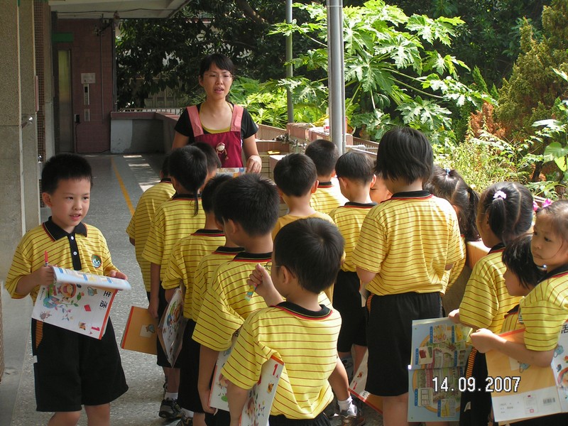 帶領新生繞校園參觀